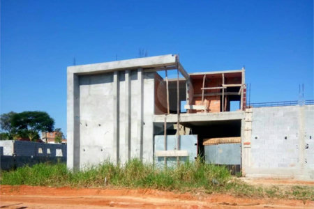 Sobrado em fase de acabamento.