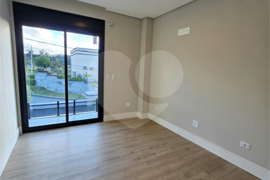 Casa à venda com 3 quartos, sendo 1 suíte,  no condomínio Villas do Jaguari, Santana de Parnaíba - SP