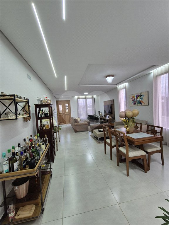 Casa à venda com 4 quartos, sendo 3 suítes, no condomínio Vilaggio Araçoiaba, Araçoiaba da Serra - SP