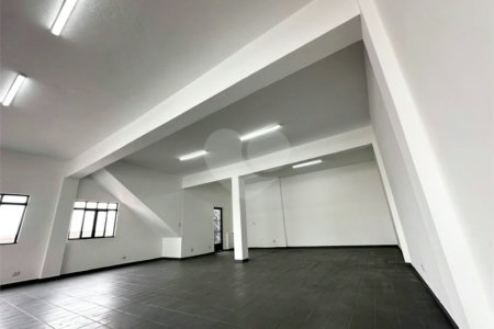 Galpão com 250m² , 4 vagas , para locação em Itaquera.