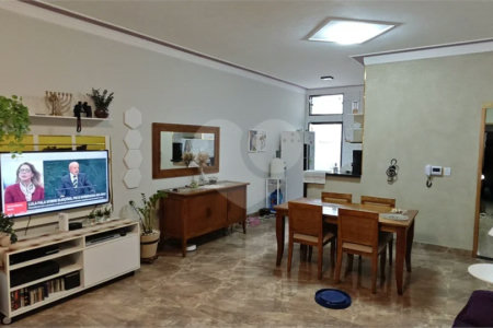 Casa Nova (Apenas 2 Anos) com Suíte: Conforto, Segurança e Localização Privilegiada!