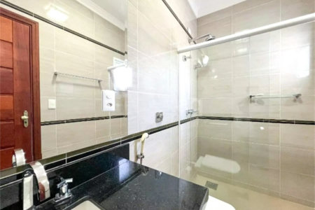 Casa à venda com 3 suítes no condomínio Portal do Lago, Valinhos - SP