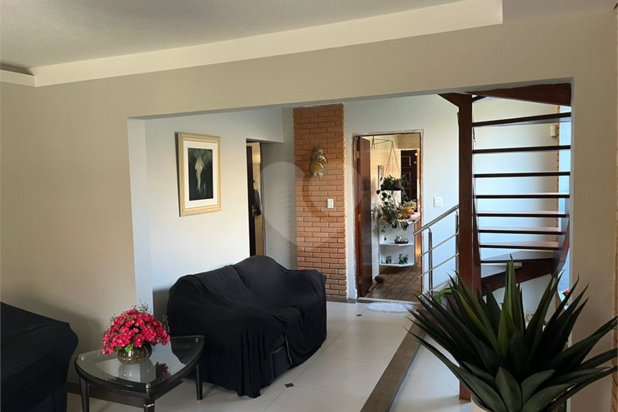 Sobrado à venda com 5 quartos em Horto, São Paulo, SP