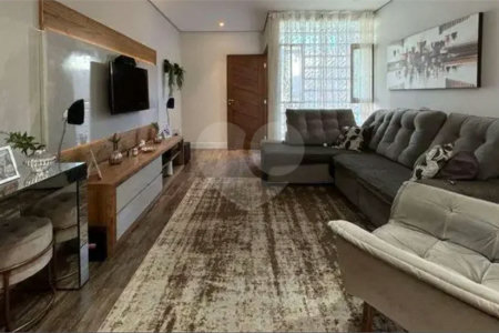 Sobrado com 3 quartos e garagem para 5 veículos.