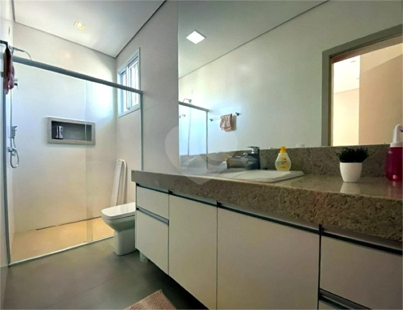 Casa de Alto Padrão em Condomínio com 4 suítes.