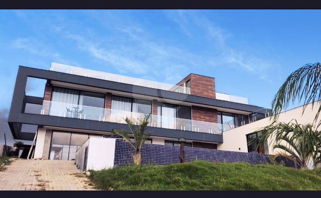 Sobrado à venda com 4 quartos, sendo 2 suítes,  no Centro, Joanópolis, SP