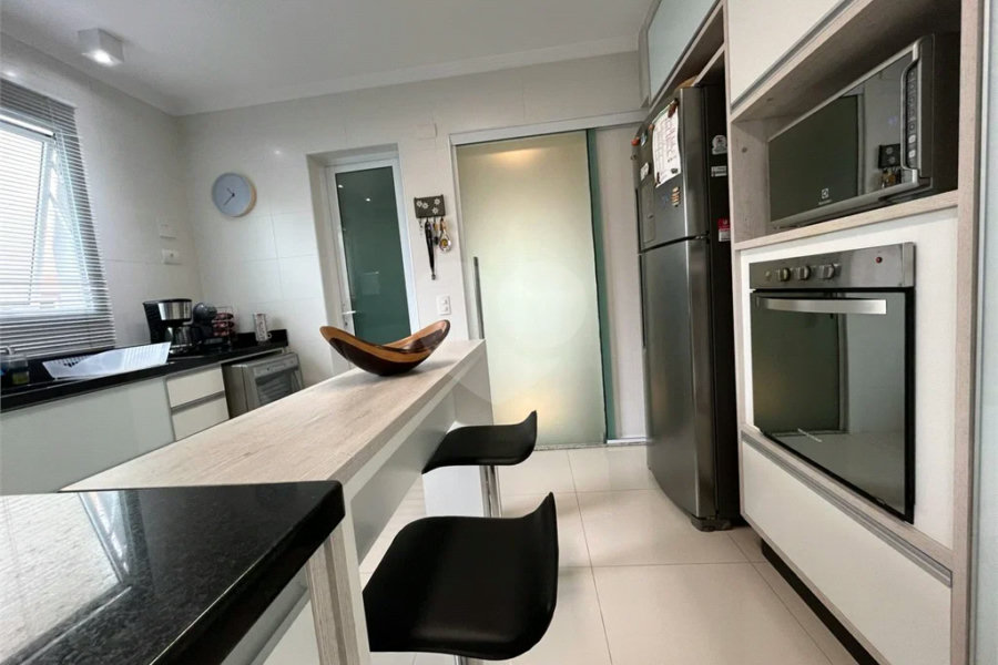 Casa à venda com 4 quartos, sendo 2 suítes, no condomínio Floradas da Serra, São Paulo - SP