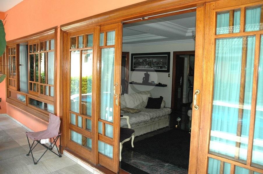 Sobrado à venda com 5 quartos, sendo 4 suítes, em Interlagos, São Paulo, SP