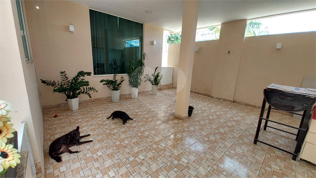 Casa à venda com 4 quartos, sendo 2 suítes, no condomínio Vivendas do Mendanha, Rio de Janeiro - RJ