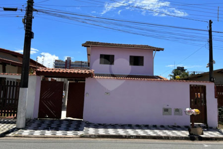 Casa à venda com 2 quartos, sendo 1 suíte,  no Centro, Bertioga, SP
