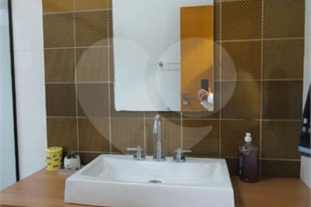 Casa para alugar com 4 quartos, sendo 3 suítes,  no condomínio Figueira Garden, Atibaia - SP