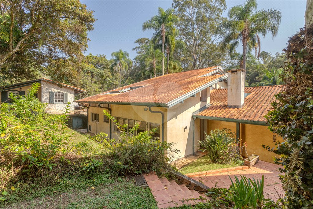 Casa à venda com 6 quartos, sendo 2 suítes, no condomínio Chácara Flora, São Paulo - SP