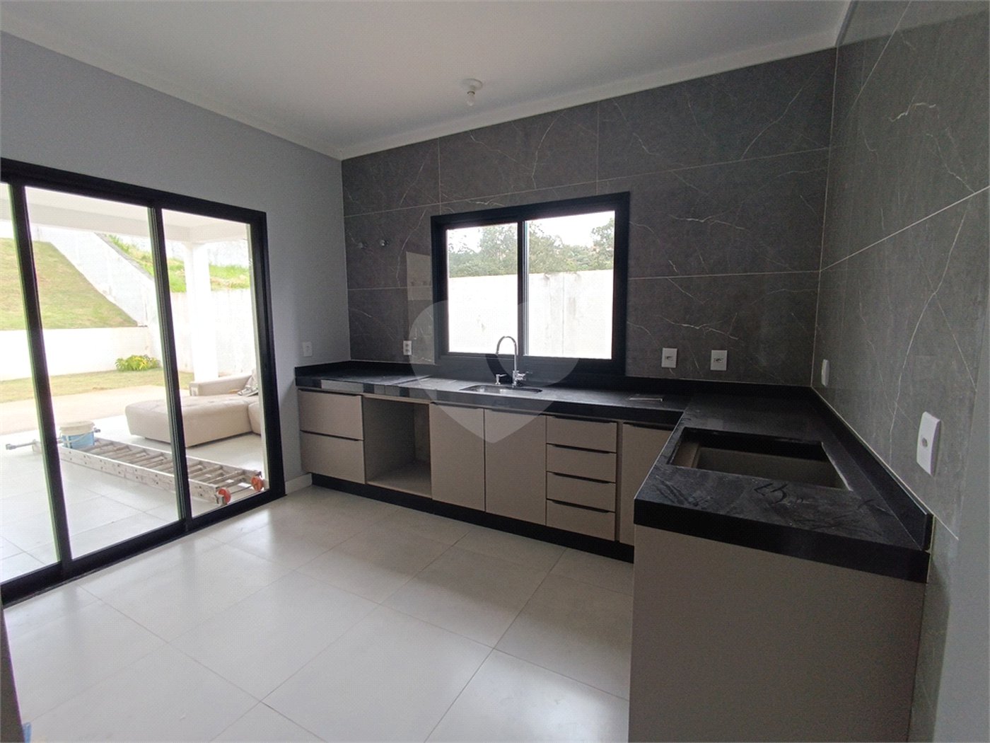 Casa à venda com 3 suítes no condomínio Altos de São Roque, São Roque - SP