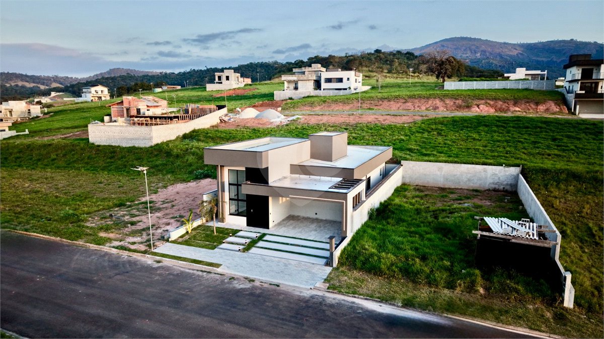 Casa térrea 3 dormitórios (3 suítes), espaço gourmet, piscina, 2 vagas garagem, condomínio fechado com ampla área lazer