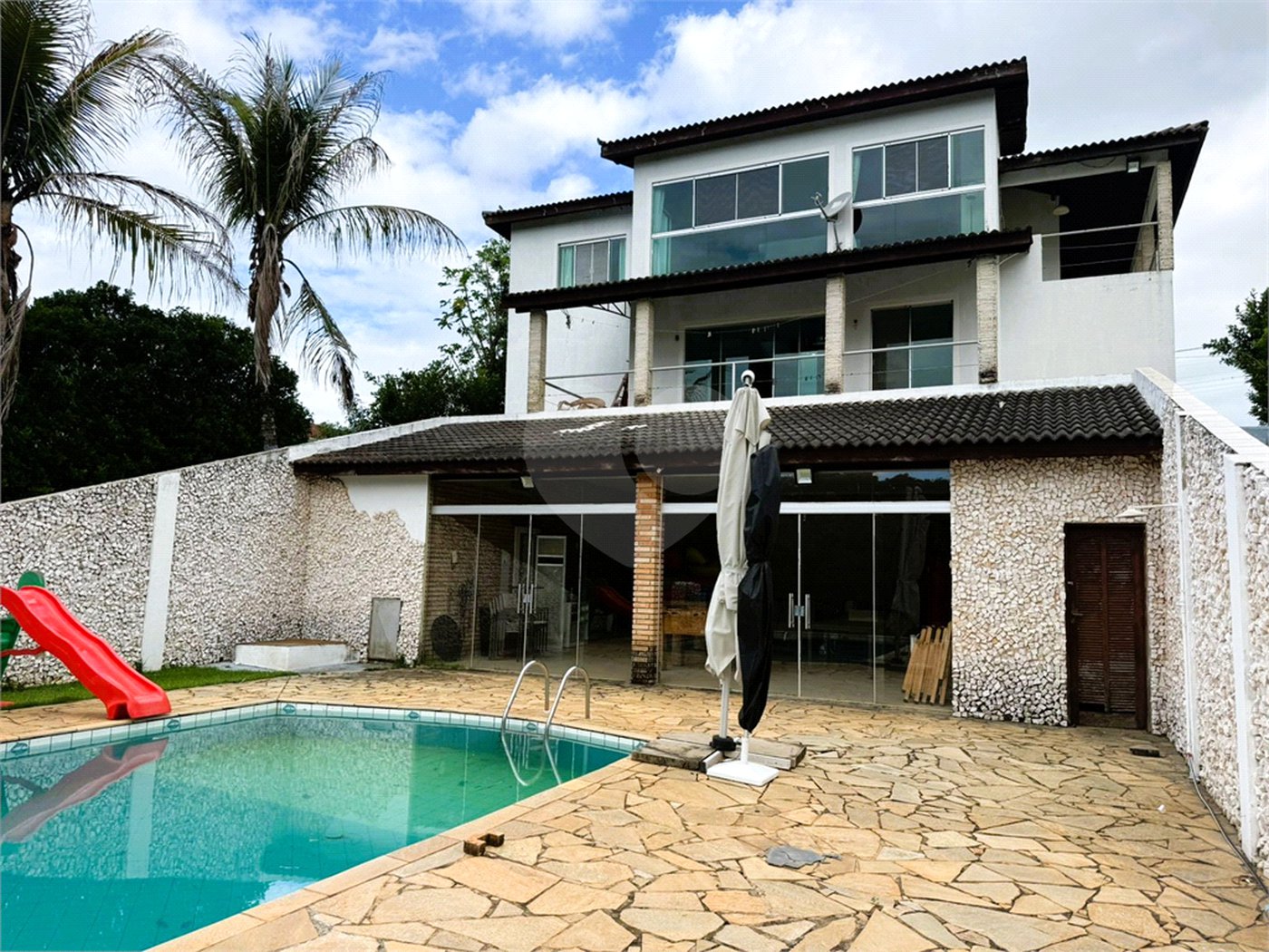 Casa à venda com 4 quartos, sendo 3 suítes, no condomínio Village da Serra, Araçoiaba da Serra - SP