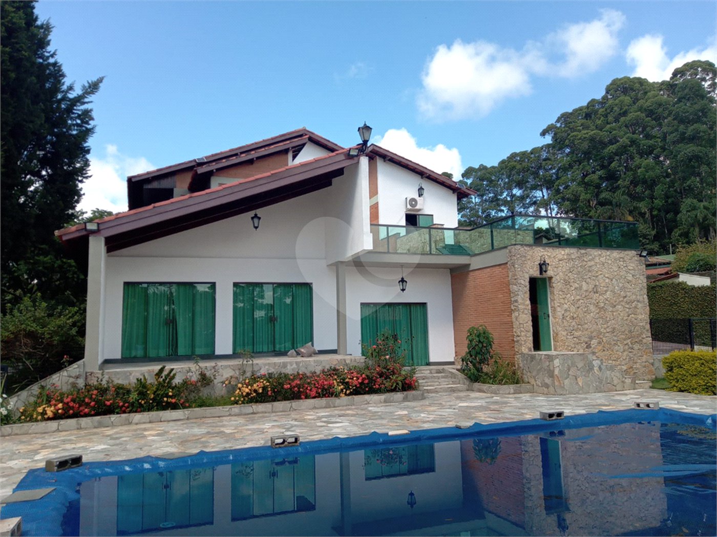 Sobrado à venda ou para alugar com 4 quartos, sendo 2 suítes, em Serra da Cantareira, Mairiporã, SP