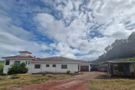Sítio à venda com 8 quartos, sendo 1 suíte, em Bairro do Laranjal, Atibaia, SP