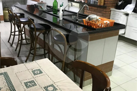 Casa à venda com 3 quartos, sendo 2 suítes,  em Vila Oliveira, Mogi das Cruzes, SP
