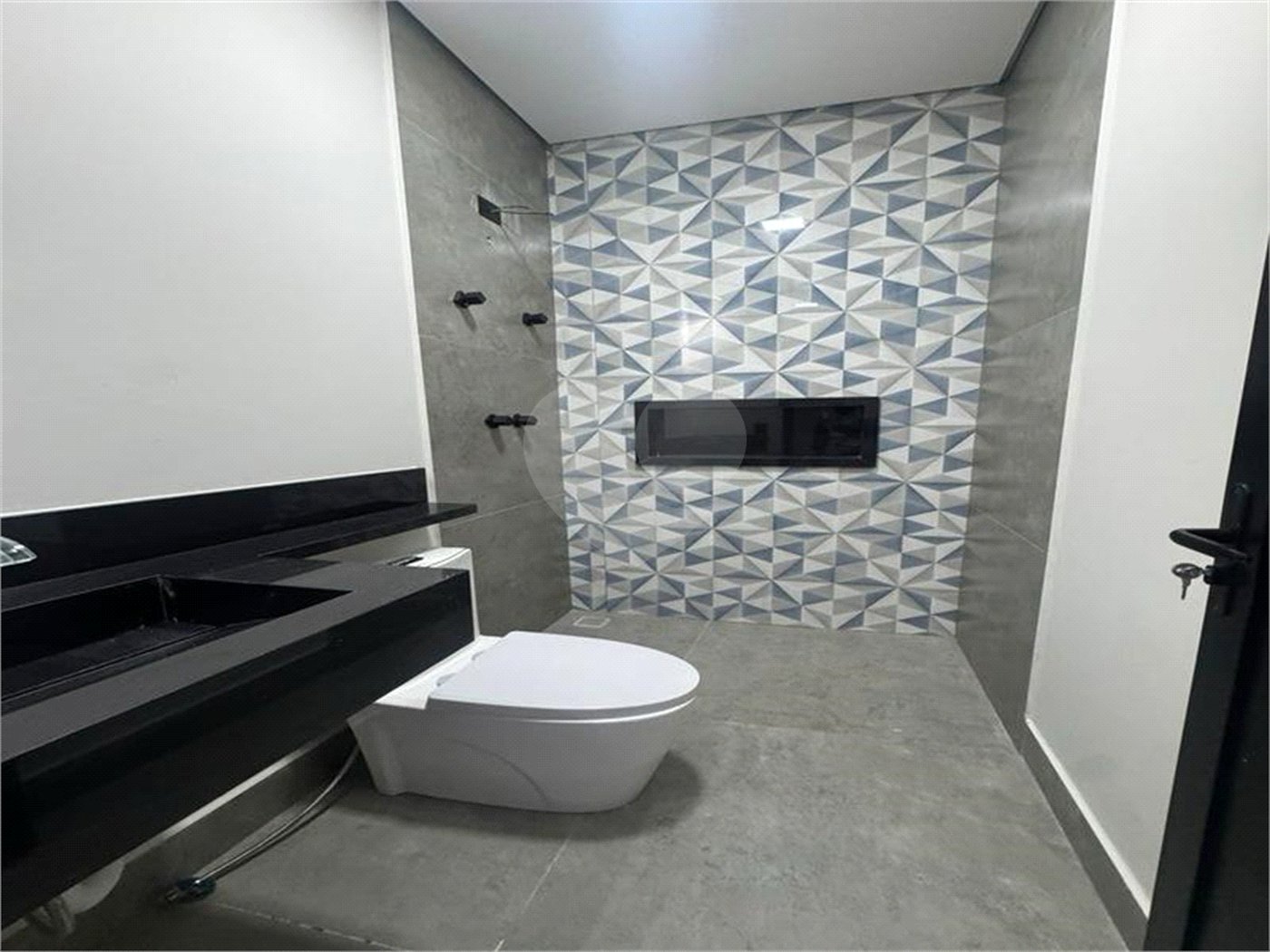 Casa à venda com 4 quartos, sendo 3 suítes,  no condomínio Alphaville Castelo, Itu - SP