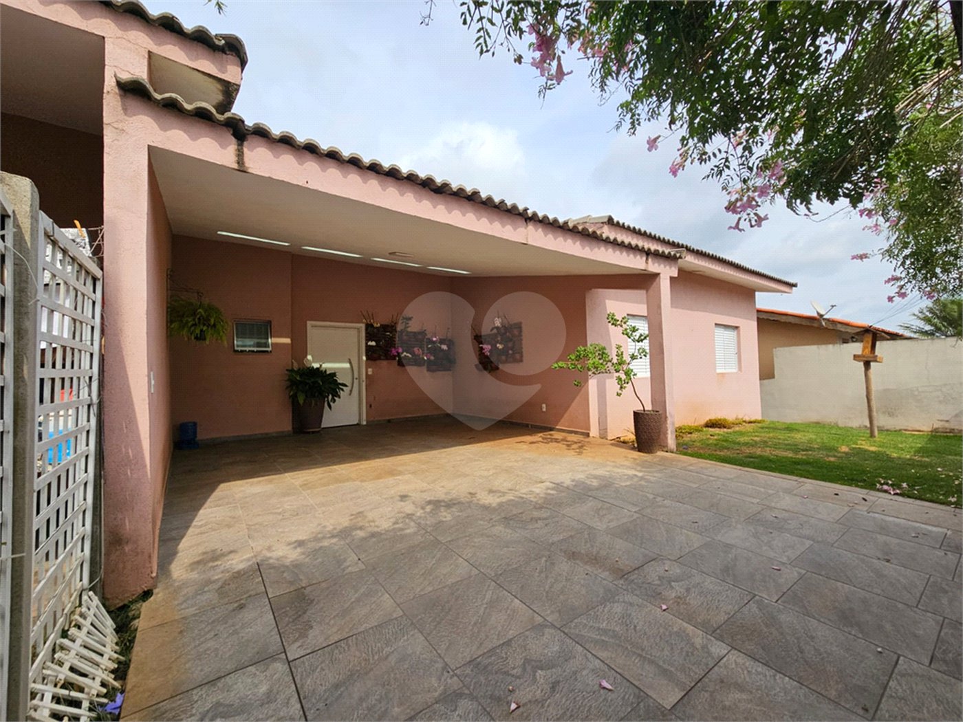 Casa à venda com 4 quartos, sendo 1 suíte,  no condomínio Jardim Shangri-lá, Atibaia - SP