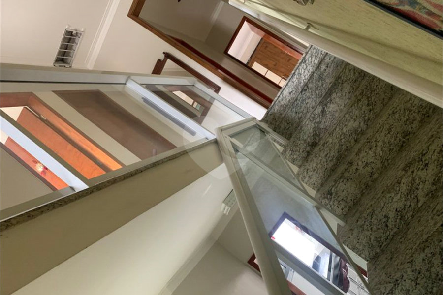 Sobrado à venda com 4 quartos, sendo 1 suíte, em Horto, São Paulo, SP