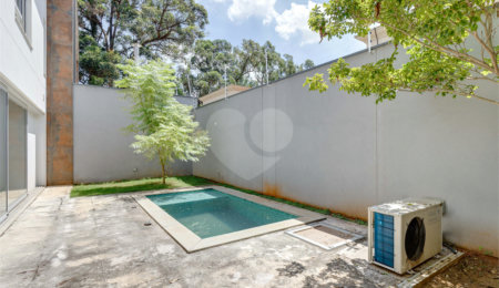Casa à venda com 4 quartos, sendo 3 suítes,  no condomínio Jardim Flora, São Paulo - SP