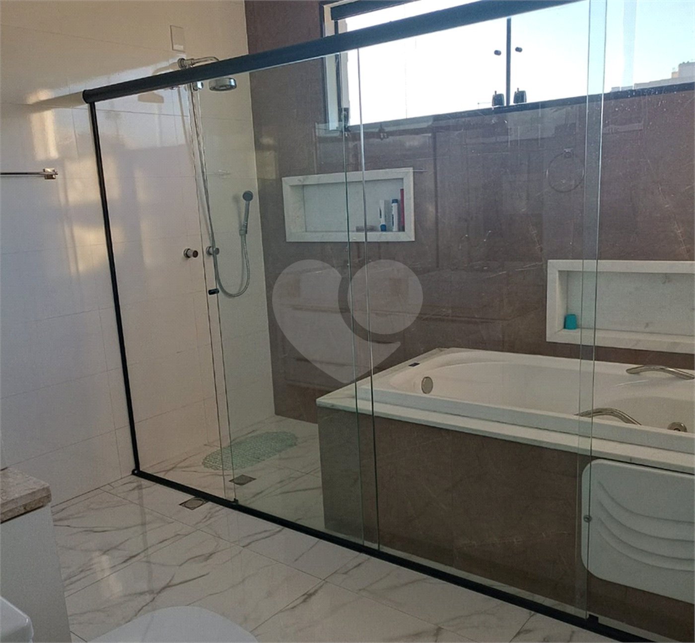 Casa à venda com 3 suítes no condomínio Granja Deolinda, Sorocaba - SP