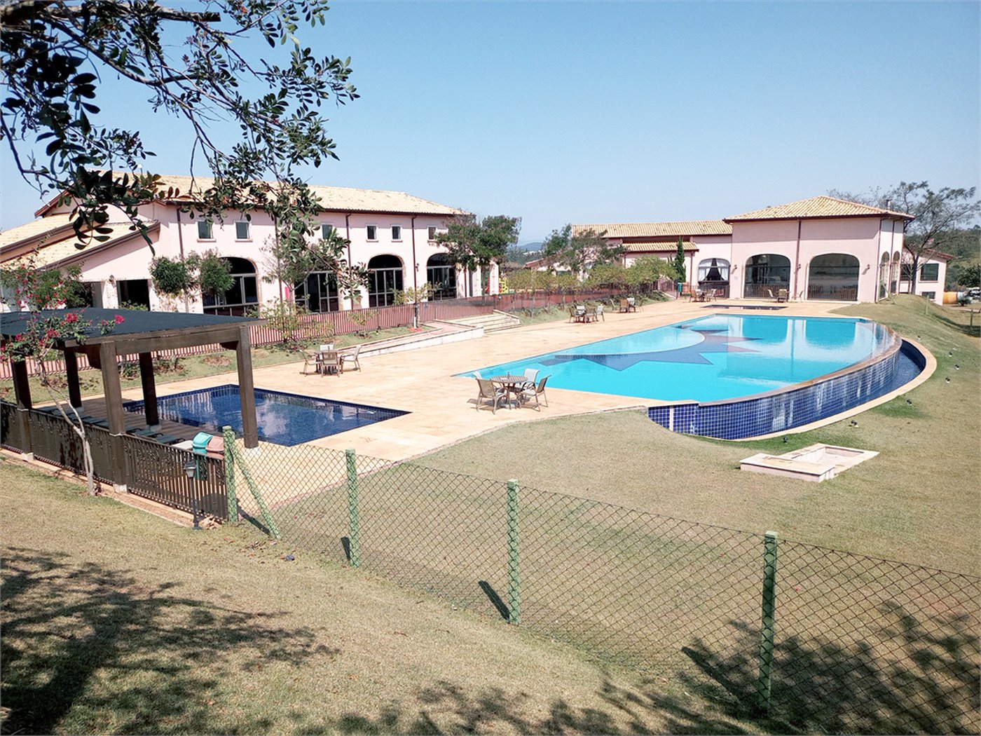 Casa à venda com 3 suítes no condomínio Campo de Toscana, Vinhedo - SP