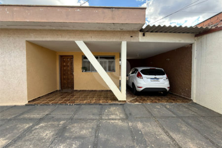 Casa térrea com piscina e 3 quartos.