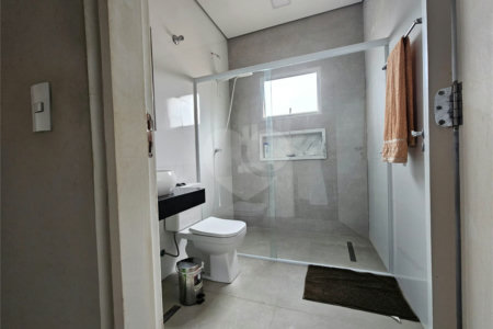 Casa à venda com 4 quartos, sendo 1 suíte,  no condomínio Jardim Shangri-lá, Atibaia - SP