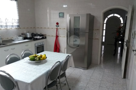 Sobrado à venda com 3 suítes em Jardim Realce, Suzano, SP