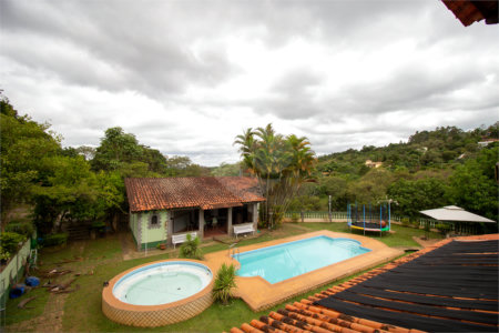 Casa à venda ou para alugar com 5 quartos, sendo 2 suítes, no condomínio Restinga Verde, São Roque - SP