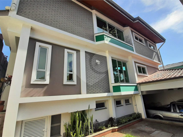 Casa à venda com 4 quartos, sendo 2 suítes,  em Jardim Prudência, São Paulo, SP