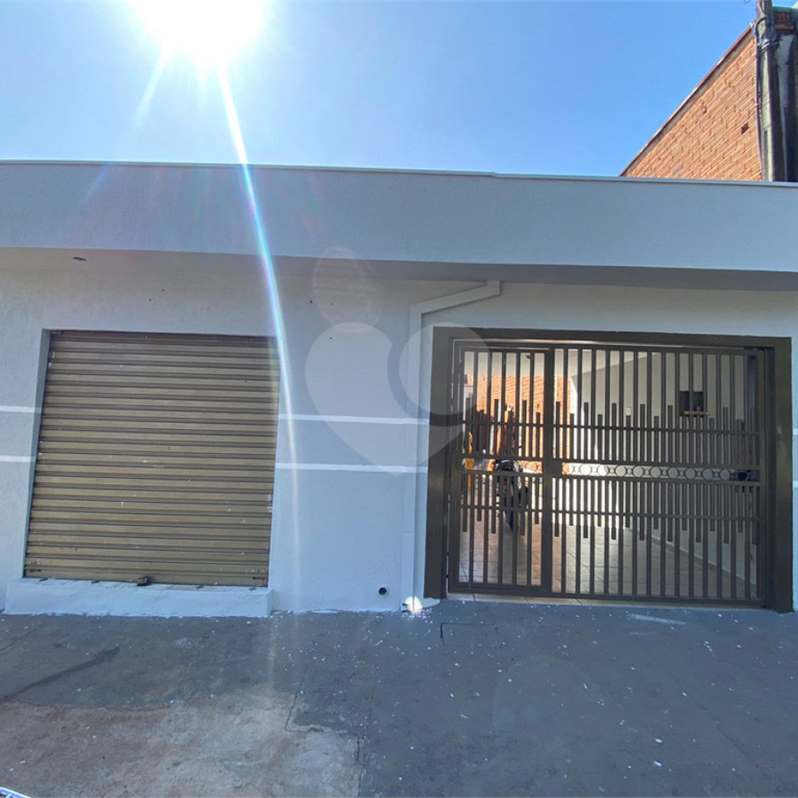 Casa térrea com salão comercial para venda no Santa Felícia.