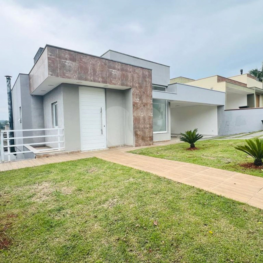 Casa à venda com 3 quartos, sendo 1 suíte, no condomínio Figueira Garden, Atibaia - SP