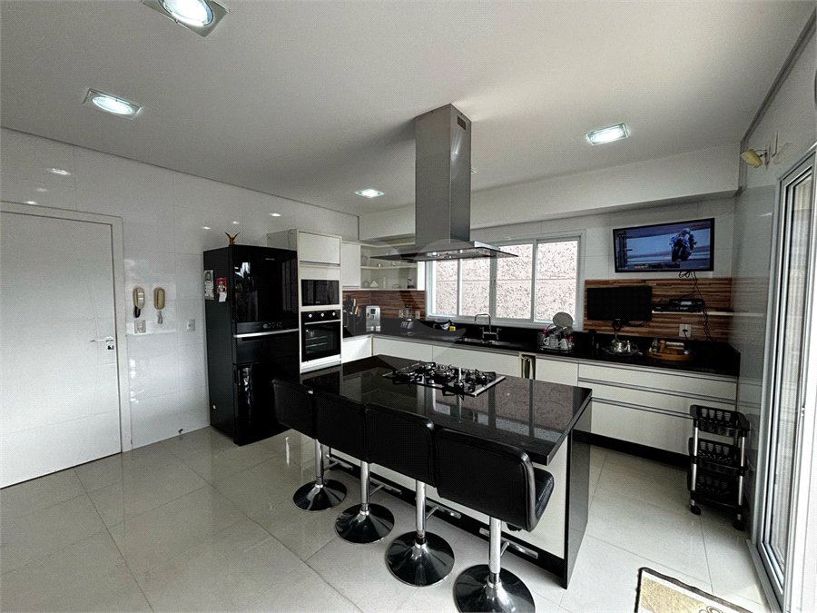 Casa à venda com 4 quartos, sendo 3 suítes,  em Vila Oliveira, Mogi das Cruzes, SP