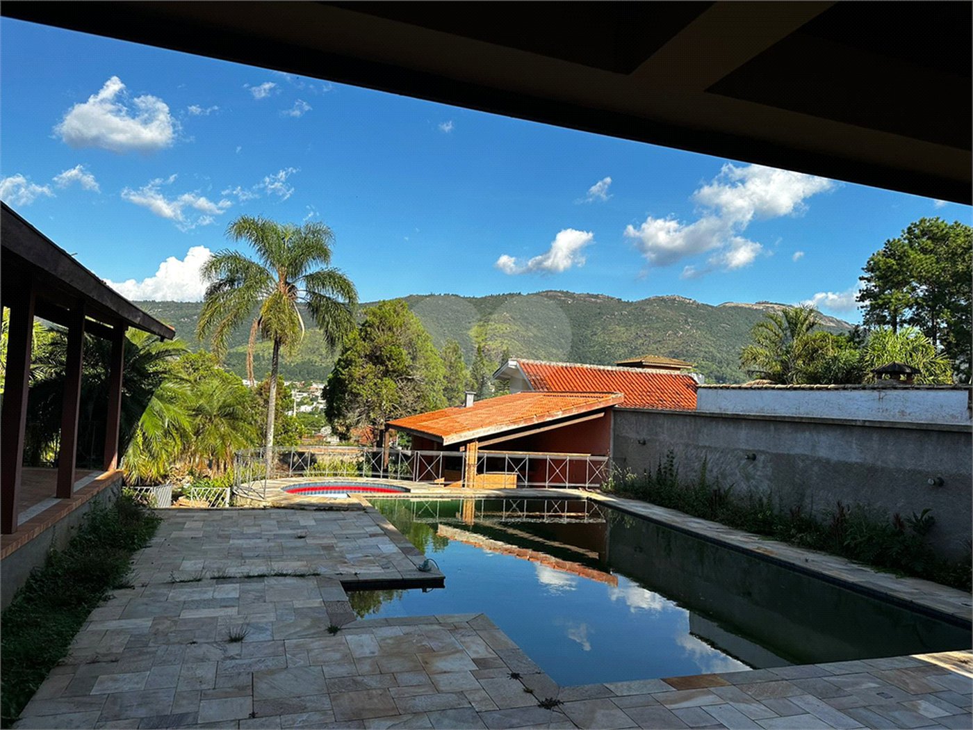 Casa à venda com 4 suítes em Vila Petrópolis, Atibaia, SP