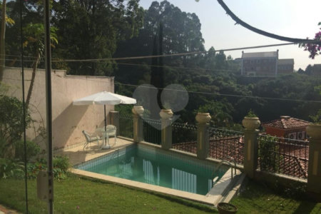 Casa à venda com 5 quartos, sendo 4 suítes, no condomínio Jardim Vitória Régia, São Paulo - SP