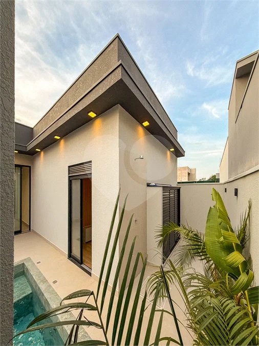 Indaiatuba - Condominio Sapezal - R$ 2.400.000,00 - Área Total 360,00 m² - Área Construída 213,32 m² - TÉRREA - 03 suítes sendo a master com closet; - Escritório; Lavabo; Cozinha com cooktop e planejados; Gourmet com churrasqueira; Ambientes preparados para ar condicionado; Piscina com cascata,