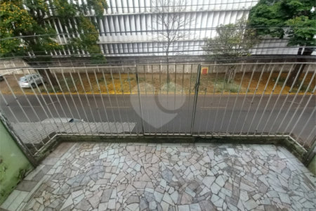 Sobrado para venda.