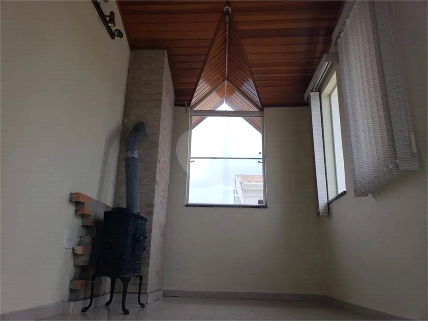 Casa à venda com 4 quartos, sendo 3 suítes, no condomínio Vila Inglesa, Sorocaba - SP