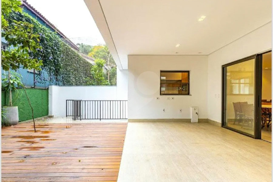 Casa à venda com 3 quartos, sendo 2 suítes, no condomínio Residencial Erika, São Paulo - SP