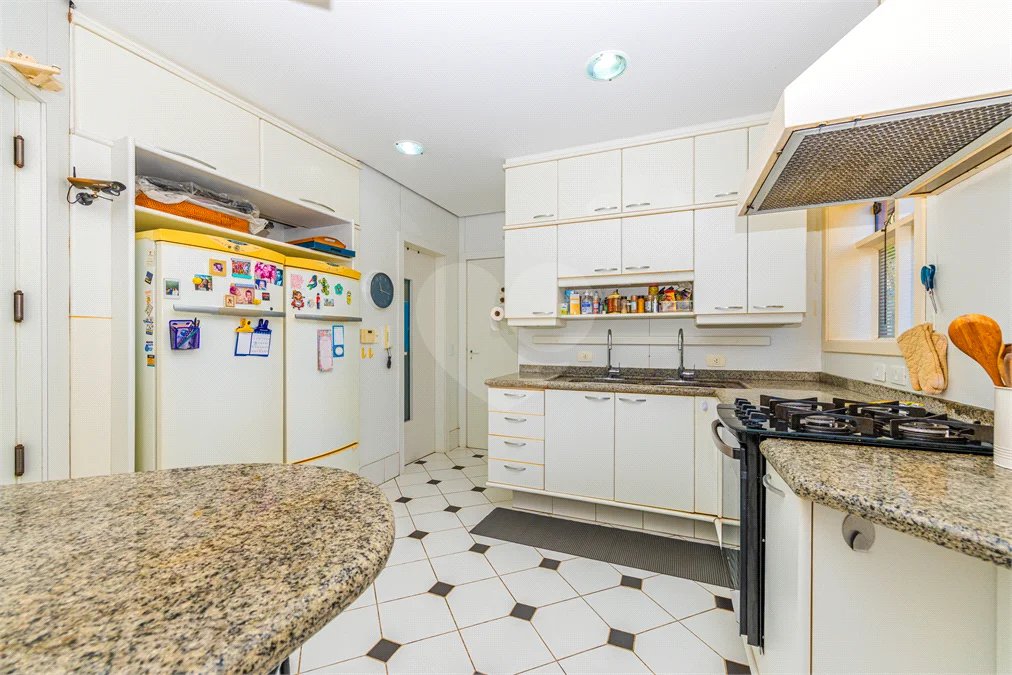 Casa à venda com 4 quartos, sendo 3 suítes, em Interlagos, São Paulo, SP