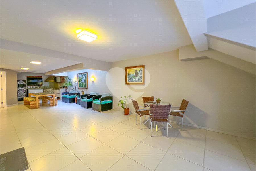 Casa à venda com 3 quartos, sendo 2 suítes, no condomínio Floradas da Serra, São Paulo - SP