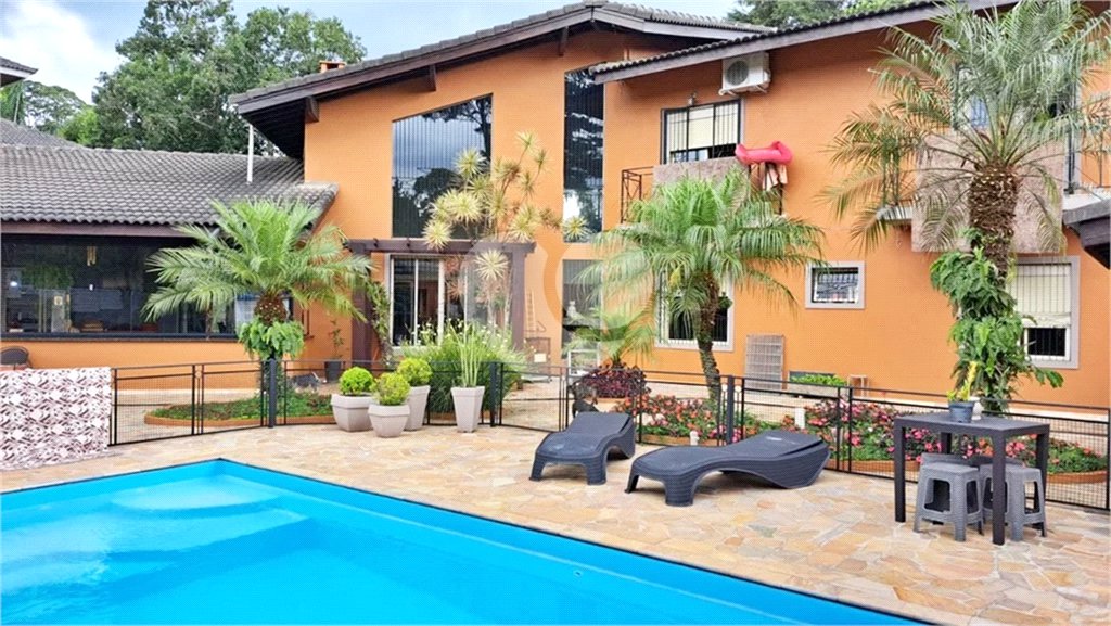 Casa à venda com 8 quartos, sendo 4 suítes, em Roseira, Mairiporã, SP