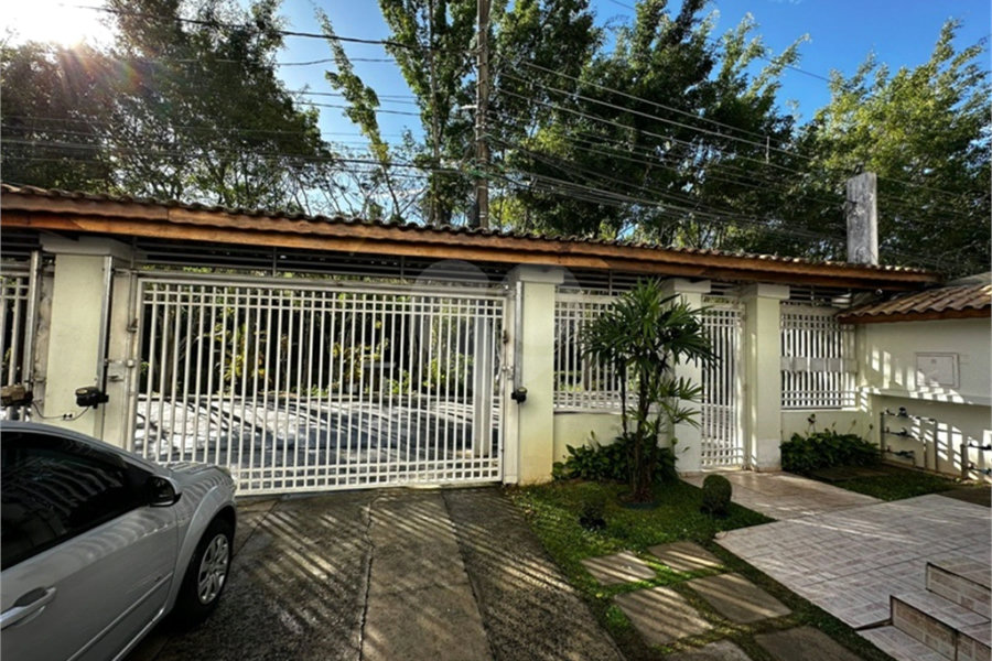 Casa à venda com 3 quartos, sendo 1 suíte, no condomínio Residencial Jardim das Palmas, São Paulo - SP