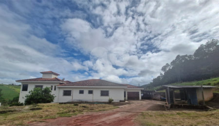 Sítio à venda com 8 quartos, sendo 1 suíte,  em Bairro do Laranjal, Atibaia, SP