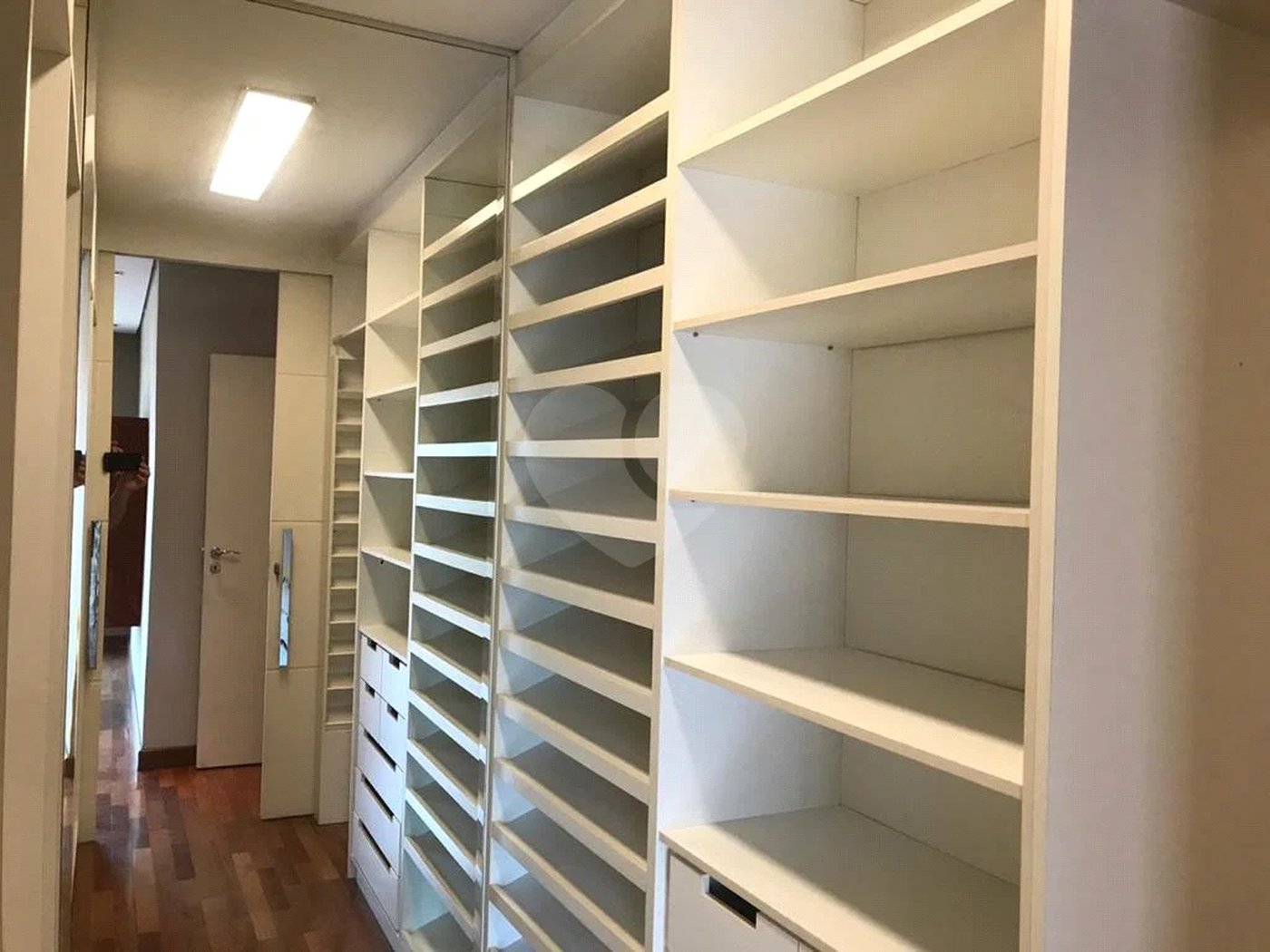 Apto 220 metros no Campo Belo. varanda, 5 vagas, 3 suítes. Visite