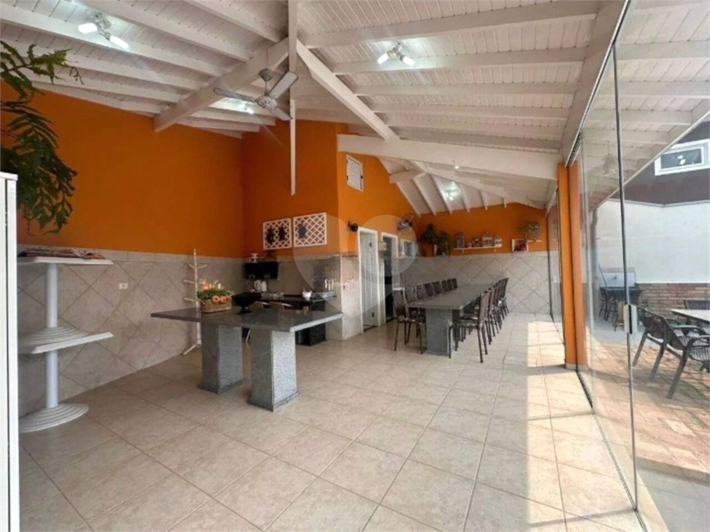 Casa à venda com 3 quartos, sendo 1 suíte, no condomínio Residencial Delle Stelle, Louveira - SP