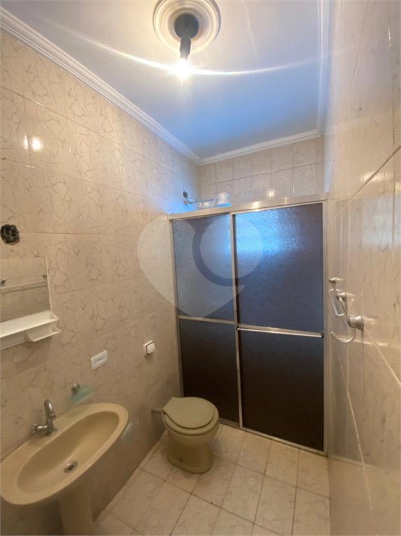 Casa Térrea com 3 dormitórios, sendo 2 suítes.